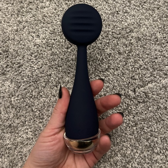 Navy blue PMD Facial Cleaner tool - Picture 3 of 5